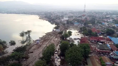 Los equipos de rescate siguen buscando supervivientes y atendiendo a los heridos en la isla indonesia de Célebes, afectada este viernes por un fuerte terremoto seguido de un inesperado tsunami, que han dejado más de 800 muertos.