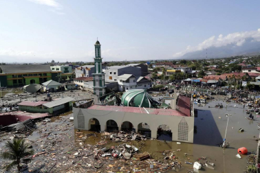 Los equipos de rescate siguen buscando supervivientes y atendiendo a los heridos en la isla indonesia de Célebes, afectada este viernes por un fuerte terremoto seguido de un inesperado tsunami, que han dejado más de 800 muertos.