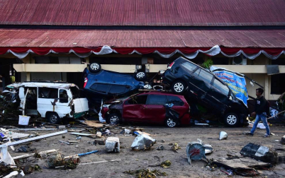 Los equipos de rescate siguen buscando supervivientes y atendiendo a los heridos en la isla indonesia de Célebes, afectada este viernes por un fuerte terremoto seguido de un inesperado tsunami, que han dejado más de 800 muertos.