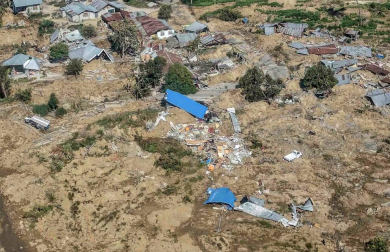 Los equipos de rescate siguen buscando supervivientes y atendiendo a los heridos en la isla indonesia de Célebes, afectada este viernes por un fuerte terremoto seguido de un inesperado tsunami, que han dejado más de 800 muertos.