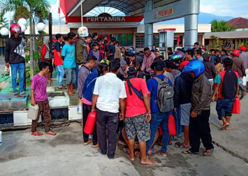 Los equipos de rescate siguen buscando supervivientes y atendiendo a los heridos en la isla indonesia de Célebes, afectada este viernes por un fuerte terremoto seguido de un inesperado tsunami, que han dejado más de 800 muertos.