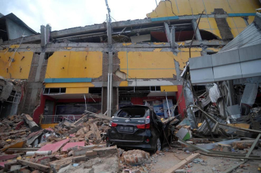 Los equipos de rescate siguen buscando supervivientes y atendiendo a los heridos en la isla indonesia de Célebes, afectada este viernes por un fuerte terremoto seguido de un inesperado tsunami, que han dejado más de 800 muertos.