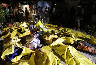 Los equipos de rescate siguen buscando supervivientes y atendiendo a los heridos en la isla indonesia de Célebes, afectada este viernes por un fuerte terremoto seguido de un inesperado tsunami, que han dejado más de 800 muertos.
