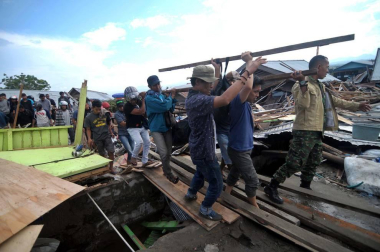 Los equipos de rescate siguen buscando supervivientes y atendiendo a los heridos en la isla indonesia de Célebes, afectada este viernes por un fuerte terremoto seguido de un inesperado tsunami, que han dejado más de 800 muertos.
