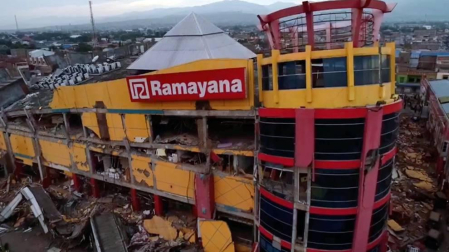 Los equipos de rescate siguen buscando supervivientes y atendiendo a los heridos en la isla indonesia de Célebes, afectada este viernes por un fuerte terremoto seguido de un inesperado tsunami, que han dejado más de 800 muertos.