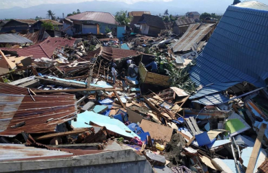 Los equipos de rescate siguen buscando supervivientes y atendiendo a los heridos en la isla indonesia de Célebes, afectada este viernes por un fuerte terremoto seguido de un inesperado tsunami, que han dejado más de 800 muertos.