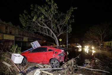 Los equipos de rescate siguen buscando supervivientes y atendiendo a los heridos en la isla indonesia de Célebes, afectada este viernes por un fuerte terremoto seguido de un inesperado tsunami, que han dejado más de 800 muertos.