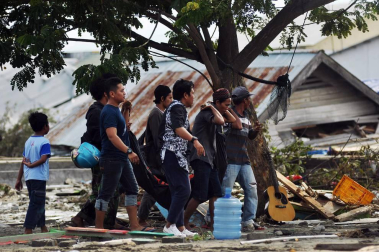 Los equipos de rescate siguen buscando supervivientes y atendiendo a los heridos en la isla indonesia de Célebes, afectada este viernes por un fuerte terremoto seguido de un inesperado tsunami, que han dejado más de 800 muertos.