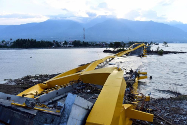 Los equipos de rescate siguen buscando supervivientes y atendiendo a los heridos en la isla indonesia de Célebes, afectada este viernes por un fuerte terremoto seguido de un inesperado tsunami, que han dejado más de 800 muertos.