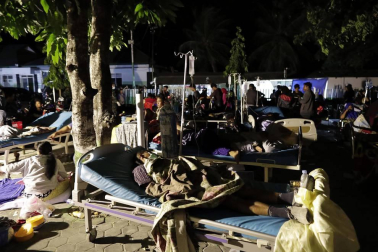 Los equipos de rescate siguen buscando supervivientes y atendiendo a los heridos en la isla indonesia de Célebes, afectada este viernes por un fuerte terremoto seguido de un inesperado tsunami, que han dejado más de 800 muertos.