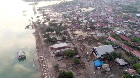 Los equipos de rescate siguen buscando supervivientes y atendiendo a los heridos en la isla indonesia de Célebes, afectada este viernes por un fuerte terremoto seguido de un inesperado tsunami, que han dejado más de 800 muertos.