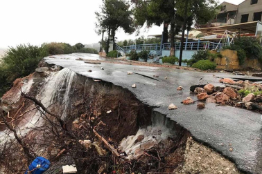 Está azotando grandes áreas de Grecia y ha causado numerosos destrozos.