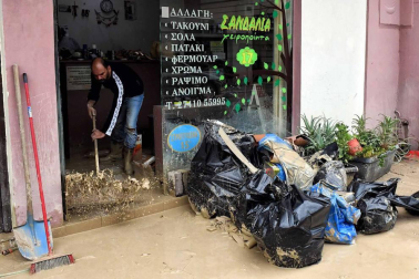 Está azotando grandes áreas de Grecia y ha causado numerosos destrozos.