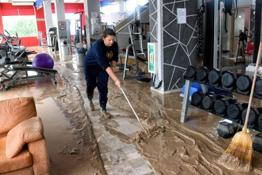 Está azotando grandes áreas de Grecia y ha causado numerosos destrozos.