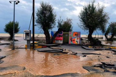 Está azotando grandes áreas de Grecia y ha causado numerosos destrozos.