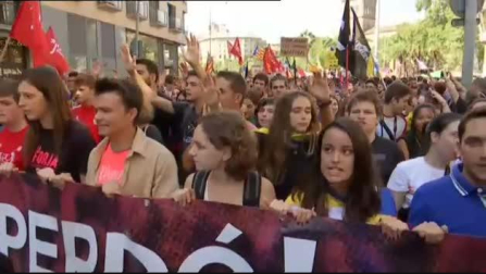 Miles de estudiantes toman las calles de Barcelona para reivindicar el 1-O