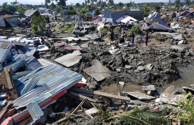 Los equipos de rescate siguen buscando supervivientes y atendiendo a los heridos en la isla indonesia de Célebes, afectada este viernes por un fuerte terremoto seguido de un inesperado tsunami, que han dejado más de 800 muertos.