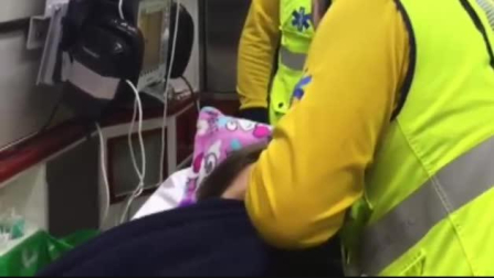 Una joven da a luz en la calle mientras esperaba un taxi