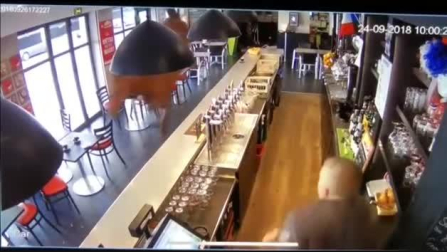 Un caballo se pasea por la barra de un bar en Francia