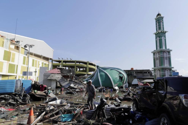 Los equipos de rescate siguen buscando supervivientes y atendiendo a los heridos en la isla indonesia de Célebes, afectada este viernes por un fuerte terremoto seguido de un inesperado tsunami, que han dejado más de 800 muertos.