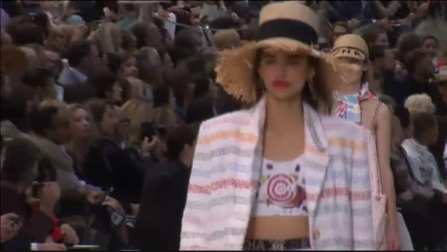 Desfile en la 'playa' de París
