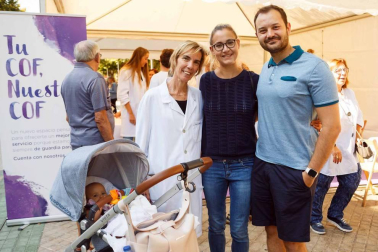 El sábado 29 de septiembre el Colegio Oficial de Farmacéuticos de Navarra (COFNA) instaló una carpa en el Paseo de Sarasate para celebrar el Día internacional del Farmacéutico. Una jornada dedicada a la salud que consiguió concitar el interés de la ciudadanía y que cumplió con su objetivo de difundir la actividad farmacéutica. Los asistentes pudieron disfrutar de análisis gratuitos, información sobre productos y métodos farmacéuticos, talleres y una exhibición de RCP.