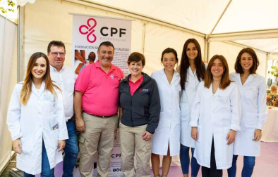 El sábado 29 de septiembre el Colegio Oficial de Farmacéuticos de Navarra (COFNA) instaló una carpa en el Paseo de Sarasate para celebrar el Día internacional del Farmacéutico. Una jornada dedicada a la salud que consiguió concitar el interés de la ciudadanía y que cumplió con su objetivo de difundir la actividad farmacéutica. Los asistentes pudieron disfrutar de análisis gratuitos, información sobre productos y métodos farmacéuticos, talleres y una exhibición de RCP.
