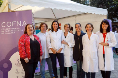 El sábado 29 de septiembre el Colegio Oficial de Farmacéuticos de Navarra (COFNA) instaló una carpa en el Paseo de Sarasate para celebrar el Día internacional del Farmacéutico. Una jornada dedicada a la salud que consiguió concitar el interés de la ciudadanía y que cumplió con su objetivo de difundir la actividad farmacéutica. Los asistentes pudieron disfrutar de análisis gratuitos, información sobre productos y métodos farmacéuticos, talleres y una exhibición de RCP.