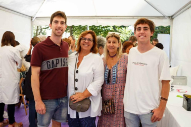El sábado 29 de septiembre el Colegio Oficial de Farmacéuticos de Navarra (COFNA) instaló una carpa en el Paseo de Sarasate para celebrar el Día internacional del Farmacéutico. Una jornada dedicada a la salud que consiguió concitar el interés de la ciudadanía y que cumplió con su objetivo de difundir la actividad farmacéutica. Los asistentes pudieron disfrutar de análisis gratuitos, información sobre productos y métodos farmacéuticos, talleres y una exhibición de RCP.