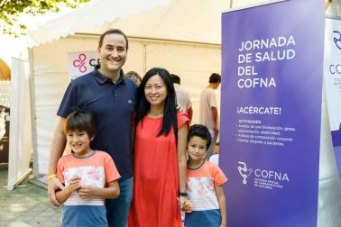 El sábado 29 de septiembre el Colegio Oficial de Farmacéuticos de Navarra (COFNA) instaló una carpa en el Paseo de Sarasate para celebrar el Día internacional del Farmacéutico. Una jornada dedicada a la salud que consiguió concitar el interés de la ciudadanía y que cumplió con su objetivo de difundir la actividad farmacéutica. Los asistentes pudieron disfrutar de análisis gratuitos, información sobre productos y métodos farmacéuticos, talleres y una exhibición de RCP.