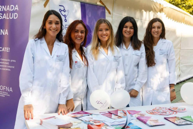 El sábado 29 de septiembre el Colegio Oficial de Farmacéuticos de Navarra (COFNA) instaló una carpa en el Paseo de Sarasate para celebrar el Día internacional del Farmacéutico. Una jornada dedicada a la salud que consiguió concitar el interés de la ciudadanía y que cumplió con su objetivo de difundir la actividad farmacéutica. Los asistentes pudieron disfrutar de análisis gratuitos, información sobre productos y métodos farmacéuticos, talleres y una exhibición de RCP.