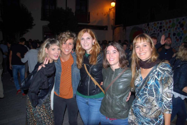 La festividad de San Miguel es un día grande en Aoiz. Durante la jornada van sucediéndose los eventos más tradicionales, como la misa, la procesión o la danza que recuerda la guerra y posterior firma de la paz entre agramonteses y beamonteses. Por la noche, son los jóvenes los que toman el relevo festivo dando color y ambiente a las calles de este municipio.