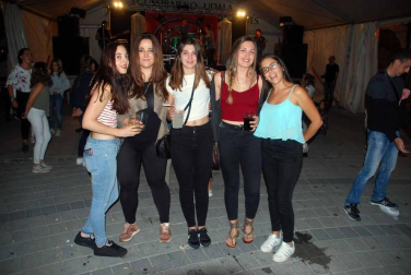 La festividad de San Miguel es un día grande en Aoiz. Durante la jornada van sucediéndose los eventos más tradicionales, como la misa, la procesión o la danza que recuerda la guerra y posterior firma de la paz entre agramonteses y beamonteses. Por la noche, son los jóvenes los que toman el relevo festivo dando color y ambiente a las calles de este municipio.
