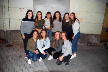 La festividad de San Miguel es un día grande en Aoiz. Durante la jornada van sucediéndose los eventos más tradicionales, como la misa, la procesión o la danza que recuerda la guerra y posterior firma de la paz entre agramonteses y beamonteses. Por la noche, son los jóvenes los que toman el relevo festivo dando color y ambiente a las calles de este municipio.