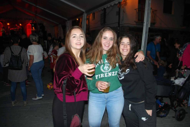 La festividad de San Miguel es un día grande en Aoiz. Durante la jornada van sucediéndose los eventos más tradicionales, como la misa, la procesión o la danza que recuerda la guerra y posterior firma de la paz entre agramonteses y beamonteses. Por la noche, son los jóvenes los que toman el relevo festivo dando color y ambiente a las calles de este municipio.