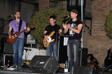 La plaza de Los Fueros de Falces acogió la noche del 28 de septiembre una degustación de vinos y pinchos locales organizada por la concejalía de Turismo del ayuntamiento. Vecinos y visitantes pudieron disfrutar con los caldos de las bodegas Aguirre, Armendáriz e Inurrieta mientras saboreaban los pinchos elaborados con la colaboración de las carnicerías Inda y Ortega y los bares Rubio y Casino. Además, la velada contó con el acompañamiento musical del grupo Timbakada.