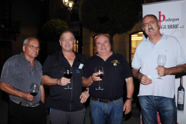 La plaza de Los Fueros de Falces acogió la noche del 28 de septiembre una degustación de vinos y pinchos locales organizada por la concejalía de Turismo del ayuntamiento. Vecinos y visitantes pudieron disfrutar con los caldos de las bodegas Aguirre, Armendáriz e Inurrieta mientras saboreaban los pinchos elaborados con la colaboración de las carnicerías Inda y Ortega y los bares Rubio y Casino. Además, la velada contó con el acompañamiento musical del grupo Timbakada.