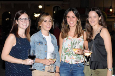 La plaza de Los Fueros de Falces acogió la noche del 28 de septiembre una degustación de vinos y pinchos locales organizada por la concejalía de Turismo del ayuntamiento. Vecinos y visitantes pudieron disfrutar con los caldos de las bodegas Aguirre, Armendáriz e Inurrieta mientras saboreaban los pinchos elaborados con la colaboración de las carnicerías Inda y Ortega y los bares Rubio y Casino. Además, la velada contó con el acompañamiento musical del grupo Timbakada.