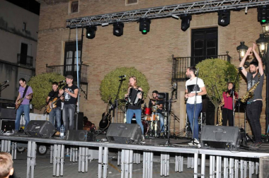 La plaza de Los Fueros de Falces acogió la noche del 28 de septiembre una degustación de vinos y pinchos locales organizada por la concejalía de Turismo del ayuntamiento. Vecinos y visitantes pudieron disfrutar con los caldos de las bodegas Aguirre, Armendáriz e Inurrieta mientras saboreaban los pinchos elaborados con la colaboración de las carnicerías Inda y Ortega y los bares Rubio y Casino. Además, la velada contó con el acompañamiento musical del grupo Timbakada.