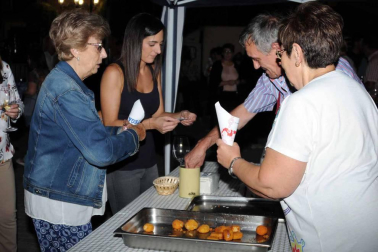 La plaza de Los Fueros de Falces acogió la noche del 28 de septiembre una degustación de vinos y pinchos locales organizada por la concejalía de Turismo del ayuntamiento. Vecinos y visitantes pudieron disfrutar con los caldos de las bodegas Aguirre, Armendáriz e Inurrieta mientras saboreaban los pinchos elaborados con la colaboración de las carnicerías Inda y Ortega y los bares Rubio y Casino. Además, la velada contó con el acompañamiento musical del grupo Timbakada.