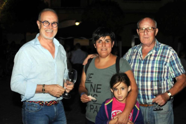 La plaza de Los Fueros de Falces acogió la noche del 28 de septiembre una degustación de vinos y pinchos locales organizada por la concejalía de Turismo del ayuntamiento. Vecinos y visitantes pudieron disfrutar con los caldos de las bodegas Aguirre, Armendáriz e Inurrieta mientras saboreaban los pinchos elaborados con la colaboración de las carnicerías Inda y Ortega y los bares Rubio y Casino. Además, la velada contó con el acompañamiento musical del grupo Timbakada.