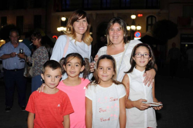 La plaza de Los Fueros de Falces acogió la noche del 28 de septiembre una degustación de vinos y pinchos locales organizada por la concejalía de Turismo del ayuntamiento. Vecinos y visitantes pudieron disfrutar con los caldos de las bodegas Aguirre, Armendáriz e Inurrieta mientras saboreaban los pinchos elaborados con la colaboración de las carnicerías Inda y Ortega y los bares Rubio y Casino. Además, la velada contó con el acompañamiento musical del grupo Timbakada.