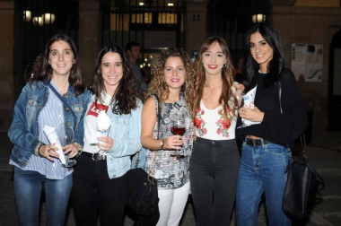 La plaza de Los Fueros de Falces acogió la noche del 28 de septiembre una degustación de vinos y pinchos locales organizada por la concejalía de Turismo del ayuntamiento. Vecinos y visitantes pudieron disfrutar con los caldos de las bodegas Aguirre, Armendáriz e Inurrieta mientras saboreaban los pinchos elaborados con la colaboración de las carnicerías Inda y Ortega y los bares Rubio y Casino. Además, la velada contó con el acompañamiento musical del grupo Timbakada.