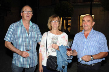 La plaza de Los Fueros de Falces acogió la noche del 28 de septiembre una degustación de vinos y pinchos locales organizada por la concejalía de Turismo del ayuntamiento. Vecinos y visitantes pudieron disfrutar con los caldos de las bodegas Aguirre, Armendáriz e Inurrieta mientras saboreaban los pinchos elaborados con la colaboración de las carnicerías Inda y Ortega y los bares Rubio y Casino. Además, la velada contó con el acompañamiento musical del grupo Timbakada.