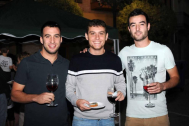 La plaza de Los Fueros de Falces acogió la noche del 28 de septiembre una degustación de vinos y pinchos locales organizada por la concejalía de Turismo del ayuntamiento. Vecinos y visitantes pudieron disfrutar con los caldos de las bodegas Aguirre, Armendáriz e Inurrieta mientras saboreaban los pinchos elaborados con la colaboración de las carnicerías Inda y Ortega y los bares Rubio y Casino. Además, la velada contó con el acompañamiento musical del grupo Timbakada.