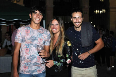 La plaza de Los Fueros de Falces acogió la noche del 28 de septiembre una degustación de vinos y pinchos locales organizada por la concejalía de Turismo del ayuntamiento. Vecinos y visitantes pudieron disfrutar con los caldos de las bodegas Aguirre, Armendáriz e Inurrieta mientras saboreaban los pinchos elaborados con la colaboración de las carnicerías Inda y Ortega y los bares Rubio y Casino. Además, la velada contó con el acompañamiento musical del grupo Timbakada.