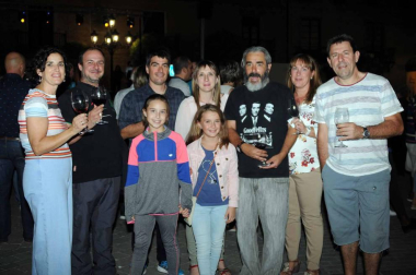 La plaza de Los Fueros de Falces acogió la noche del 28 de septiembre una degustación de vinos y pinchos locales organizada por la concejalía de Turismo del ayuntamiento. Vecinos y visitantes pudieron disfrutar con los caldos de las bodegas Aguirre, Armendáriz e Inurrieta mientras saboreaban los pinchos elaborados con la colaboración de las carnicerías Inda y Ortega y los bares Rubio y Casino. Además, la velada contó con el acompañamiento musical del grupo Timbakada.
