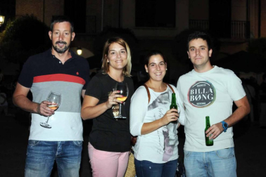 La plaza de Los Fueros de Falces acogió la noche del 28 de septiembre una degustación de vinos y pinchos locales organizada por la concejalía de Turismo del ayuntamiento. Vecinos y visitantes pudieron disfrutar con los caldos de las bodegas Aguirre, Armendáriz e Inurrieta mientras saboreaban los pinchos elaborados con la colaboración de las carnicerías Inda y Ortega y los bares Rubio y Casino. Además, la velada contó con el acompañamiento musical del grupo Timbakada.