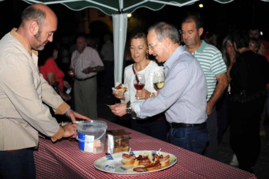 La plaza de Los Fueros de Falces acogió la noche del 28 de septiembre una degustación de vinos y pinchos locales organizada por la concejalía de Turismo del ayuntamiento. Vecinos y visitantes pudieron disfrutar con los caldos de las bodegas Aguirre, Armendáriz e Inurrieta mientras saboreaban los pinchos elaborados con la colaboración de las carnicerías Inda y Ortega y los bares Rubio y Casino. Además, la velada contó con el acompañamiento musical del grupo Timbakada.