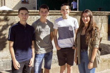 Lerga acogió la VIII fiesta de la Vendimia organizada por el consorcio turístico Tierras de Javier y en el que se pudieron degustar los excelentes caldos de la Baja Montaña de Navarra. La jornada comenzó con un kantuz que dio paso al acto de pisado de la uva y cata del primer mosto. Tras él, comenzó la esperada degustación, que estuvo animada por el grupo Puro Relajo. Los más pequeños, además, pudieron disfrutar de divertidos talleres.